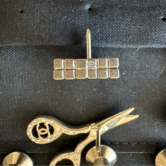 🆕 Chanel Matte Gold Mini Brooch Set of 3: CC Heart, Perfume Bottle & Scissors - Picture 13 of 15